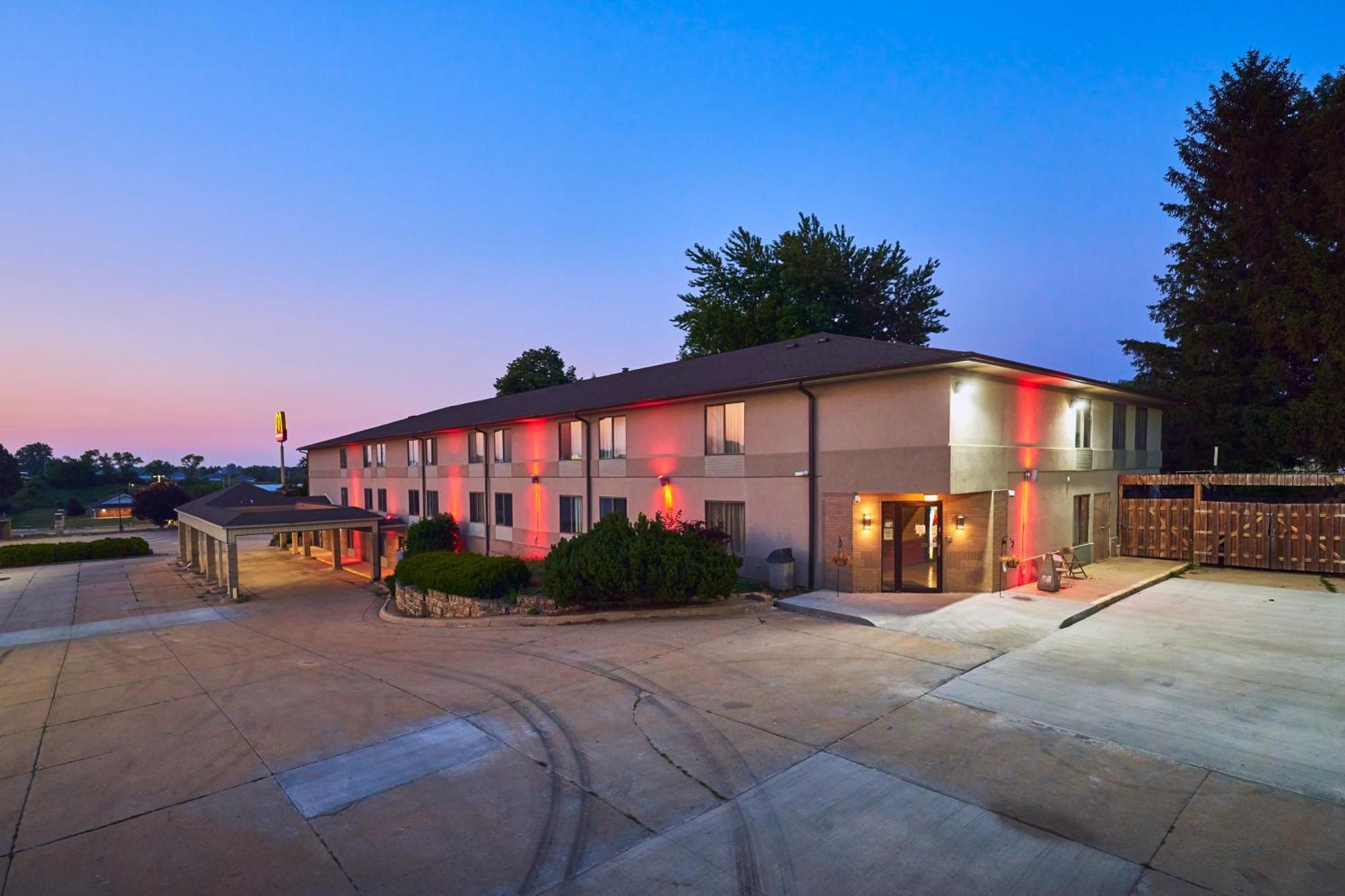Econo Lodge Maquoketa Exteriör bild